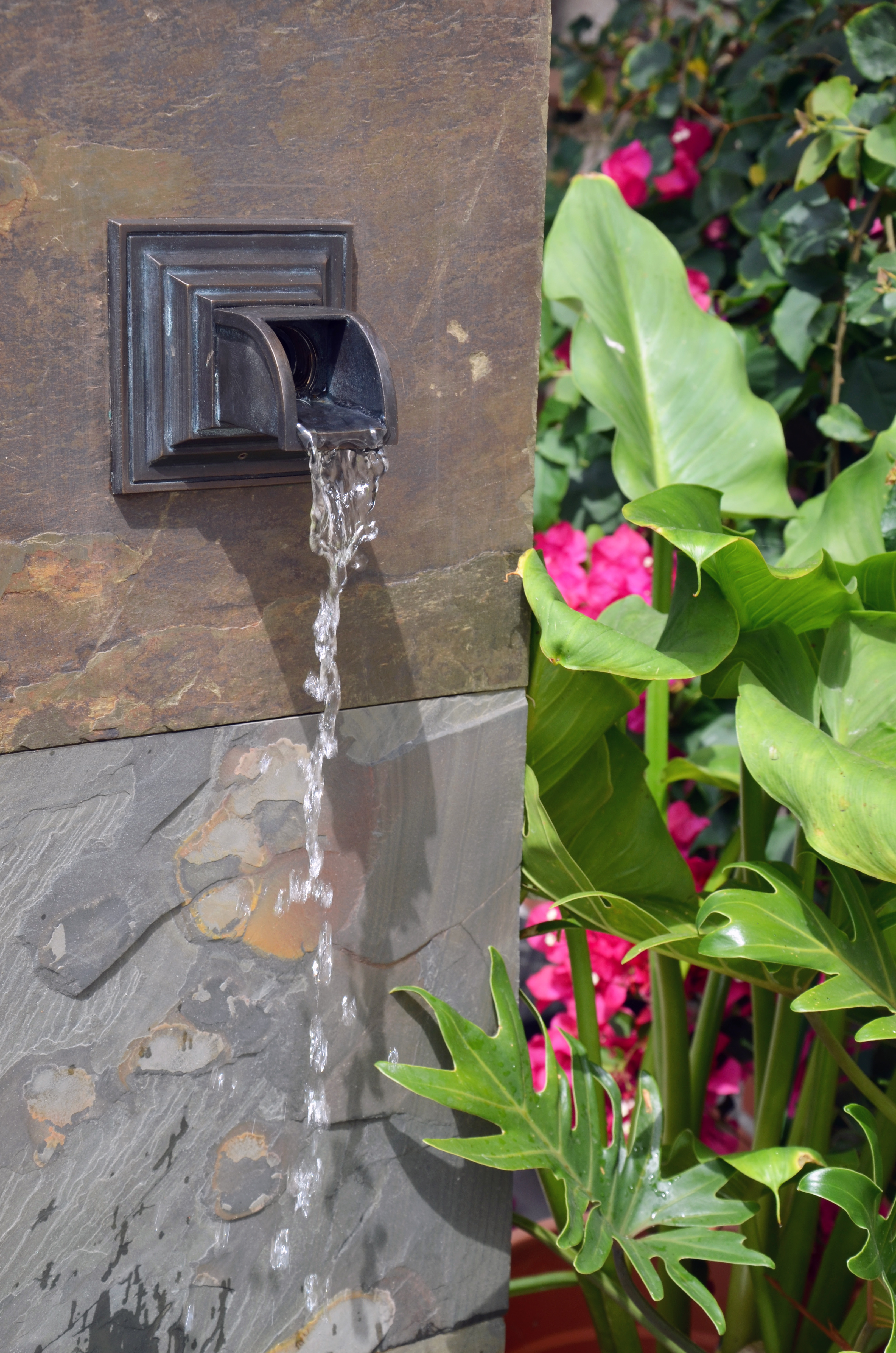 A moderate water flow through the Kepik spout